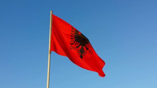Ngrihet flamuri kuq e zi në Vlorë,…
