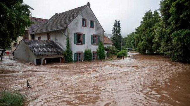 Përmbytjet në Lezhë/ Rrugë të bllokuara dhe…