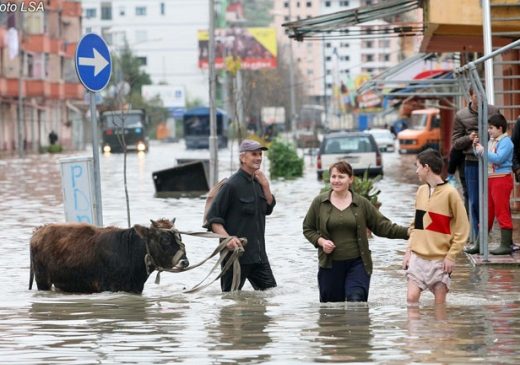 Përmbytjet masive në Shkodër dhe Lezhe, evakuuimi…