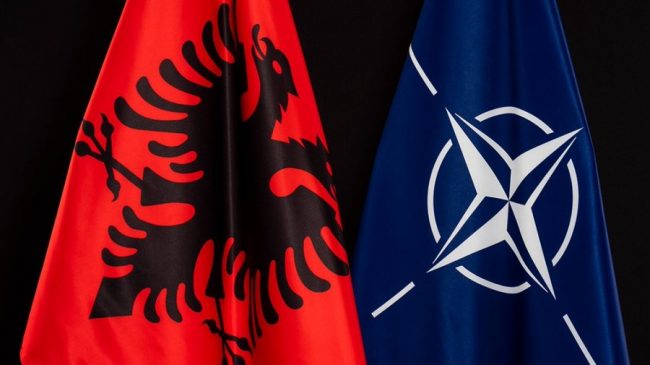 “Bashkohuni për të festuar”, NATO uron Shqipërinë…