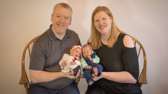 Prindërit mirëpresin binjakë nga embrione të ngrira…