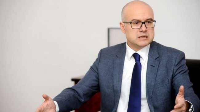 Vendimi i Kosovës për targat, “kërcënon” ministri…