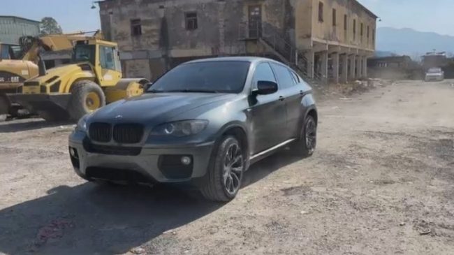 Momenti kur në Shkodër vidhet “BMW x6”,…