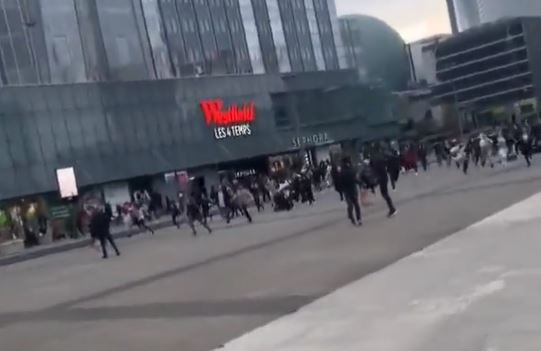 Paris/ Qytetarët dalin të tmerruar nga qendra…