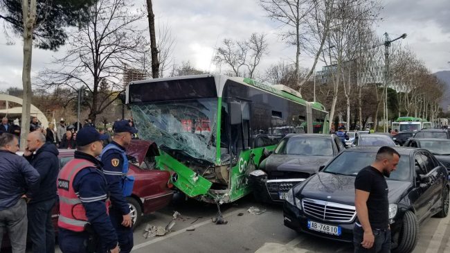 9 të plagosur nga aksidenti në Tiranë/…