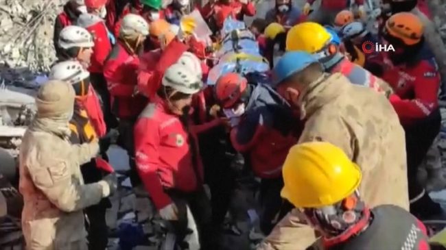 Tërmeti në Turqi, gruaja nxirret e gjallë…