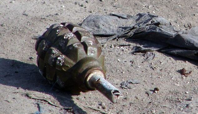 U shpërtheu granata teksa po punonin tokën,…