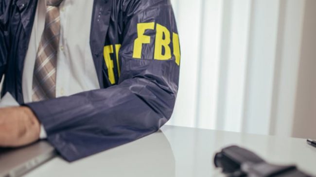 Burri punëson aksidentalisht një agjent të FBI-së…