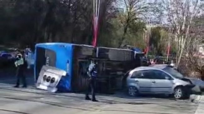 Aksident i rëndë/ Përmbyset autobusi në Tiranë,…