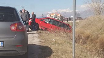 Aksident në Korçë-Ersekë, makina përfundon në kanal