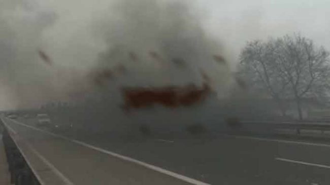 Re të zeza tymi mbulojnë autostradën në…