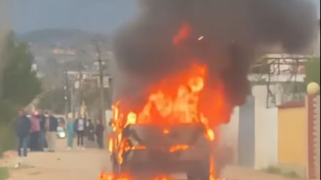 Shpërthen në flakë makina në Laç, shoferi…