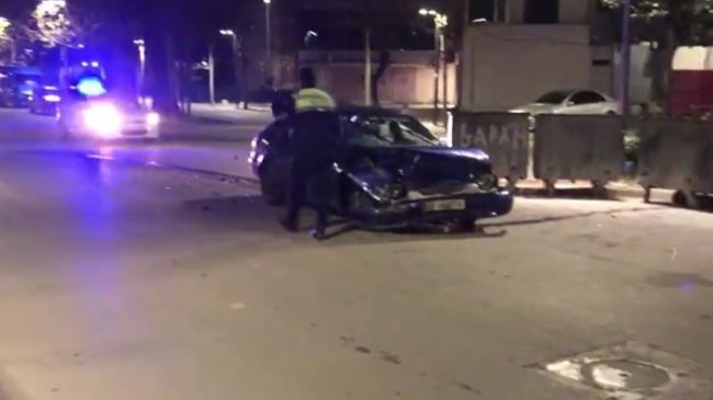 Makina përplaset me motorin në Vlorë/ Plagoset…