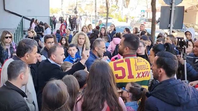 Nxënësit në Durrës bllokojnë rrugën, në protestë…
