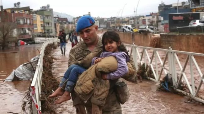 Pas tërmetit Turqia përballet me përmbytjet, raportohen…