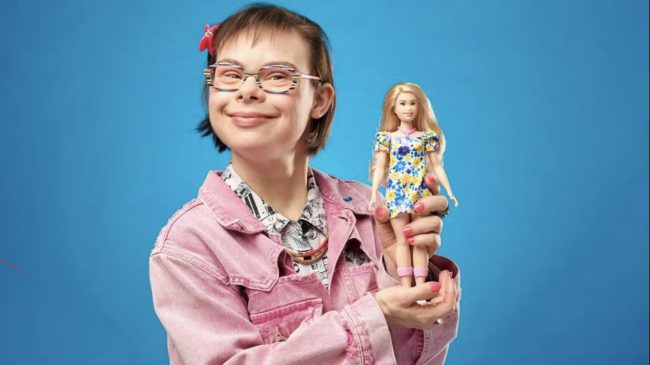 Del në treg kukulla e parë Barbie…