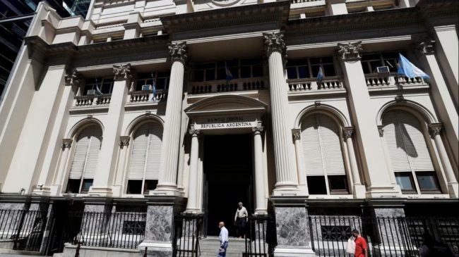 Bankës Qendrore të Argjentinës i mbarojnë dollarët,…