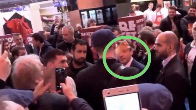 Macron goditet me vezë nga protestuesit