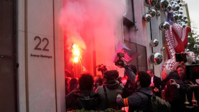 Paris/ Protestuesit e zemëruar pushtojnë zyrat e…