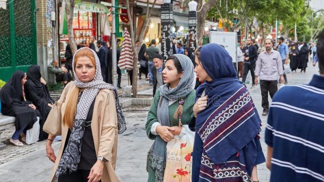 Irani instalon kamera për të gjetur gratë…