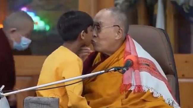 Dalai Lama kërkon falje, pasi puthi djalin…