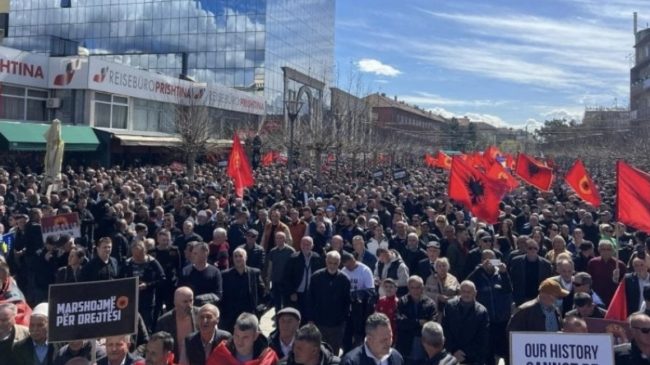 UÇK çon në këmbë Kosovën, qytetarët mbushin…