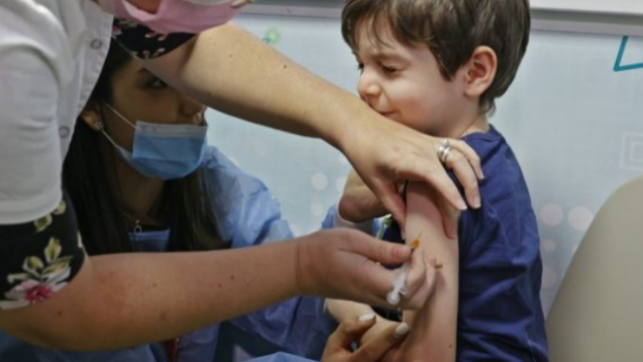 Prindërit shqiptarë shtyjnë në kohë vaksinën e…