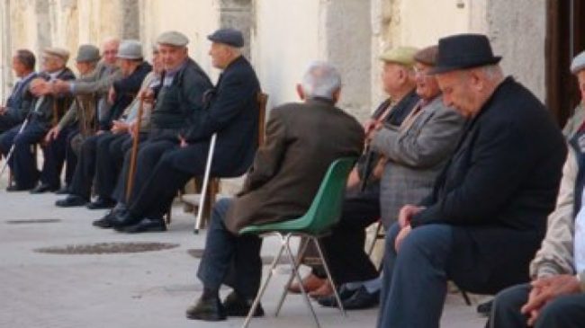Një në tre të moshuar në Shqipëri…