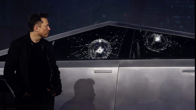 Elon Musk theu një dritare të Teslas,…