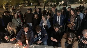 Në Kosovë ndezin qirinj për nxënësit e…