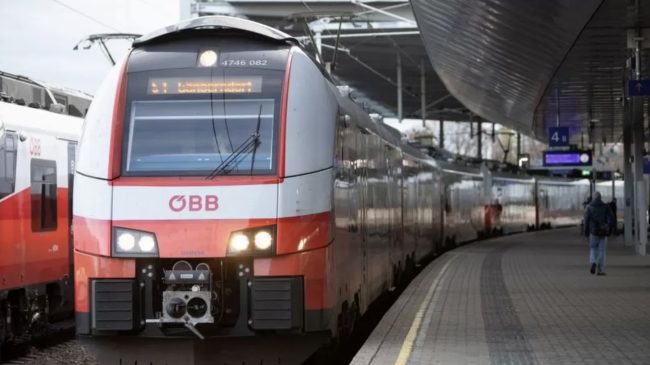 Treni austriak lëshon në sfond fjalimin e…