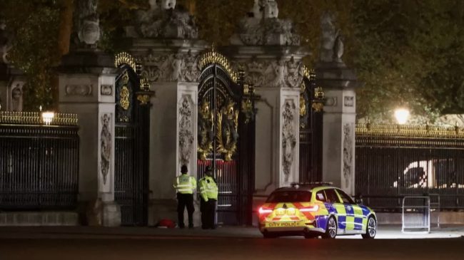 Shpërthim i kontrolluar jashtë Pallatit Buckingham/ Arrestohet…