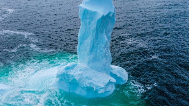 Burri fotografon ajsbergun në formë penisi