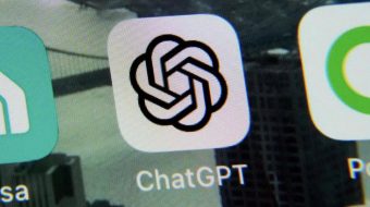 Apple ndalon punonjësit që të përdorin ChatGPT,…