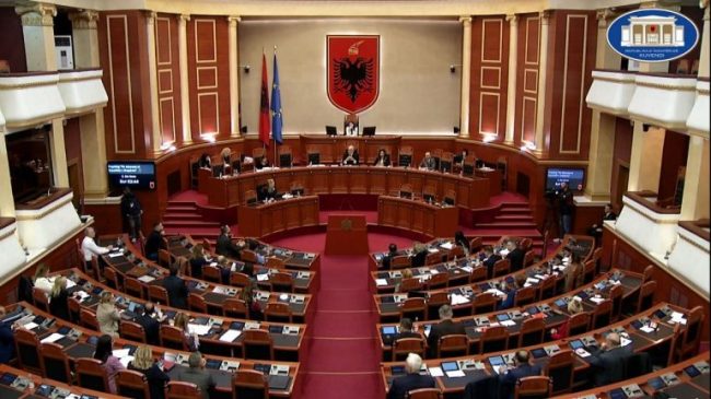 95 vota pro/ Deputetët e opozitës pa…