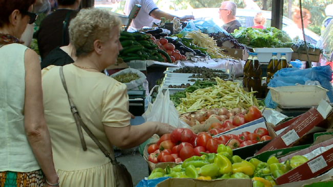 Shqiptarët vijojnë t’i blejnë ushqimet shtrenjtë, në…