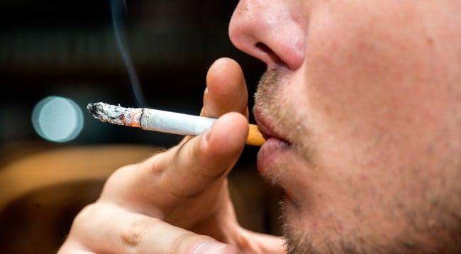 Zvicra ndalon reklamat e cigareve, në Shqipëri…