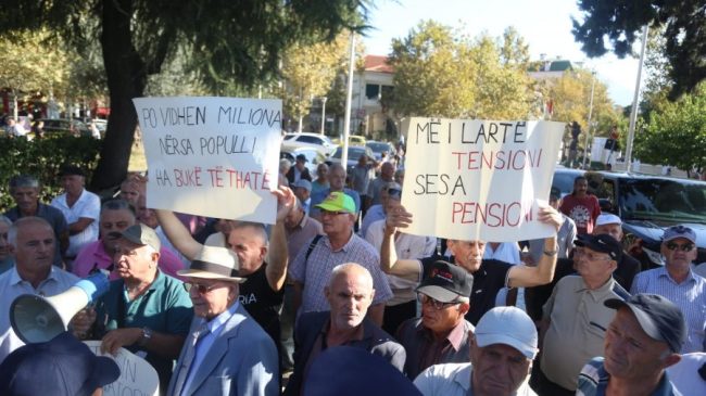 Ish-minatorët bllokojnë hyrjen e Parlamentit, përplasen me&hellip;