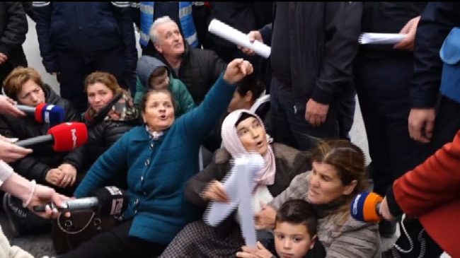 Gra e fëmijë në protestën e Bërxullës,&hellip;