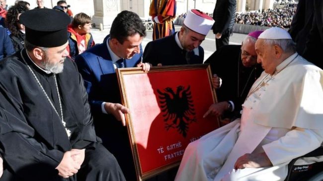 Klerikët takojnë Papa Françeskun, i dhurojnë flamurin…
