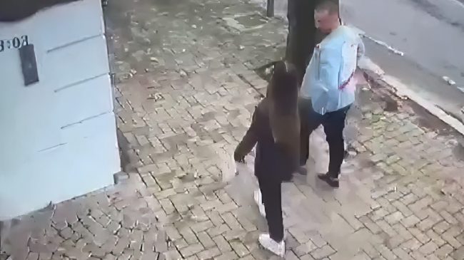 Çifti ishte duke ecur në trotuar, dalin…