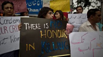 Babai vret vajzën në Pakistan për një…
