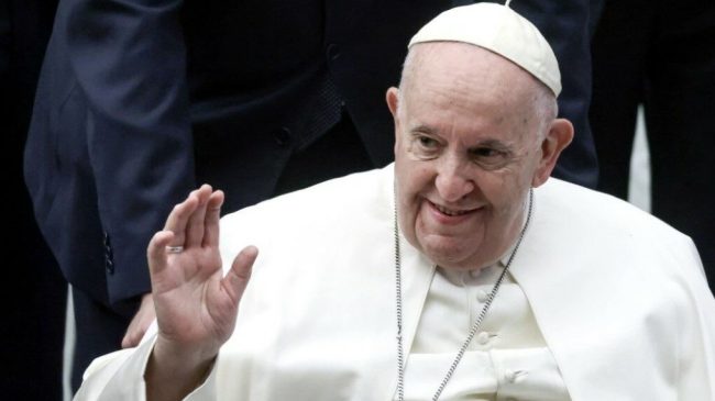 Sëmuret Papa Françesku, nuk bekon dot besimtarët