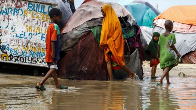 Përmbytjet në Somali vrasin 50 njerëz, rreth…