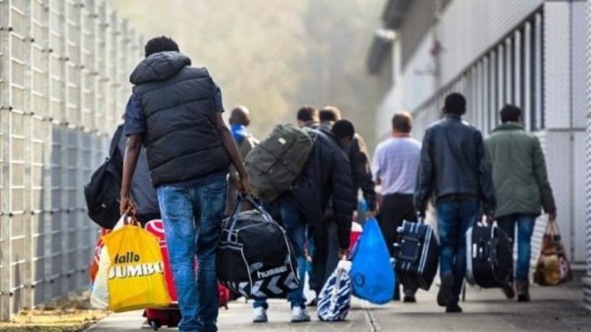 Sondazhi: Gjysma e shqiptarëve duan të emigrojnë…
