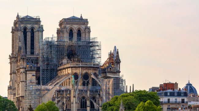 Pas zjarrit shkatërrues, Katedralja Notre Dame e…