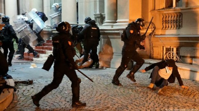 Protestat në Serbi: Policia përdor dhunë ndaj&hellip;