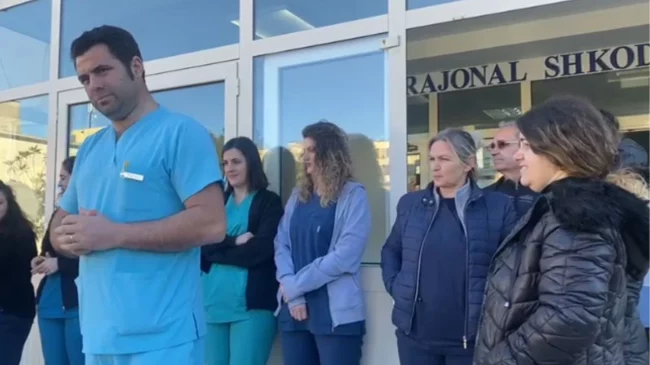Mjekët e Shkodrës paralajmërojnë bojkot: Duam pagat