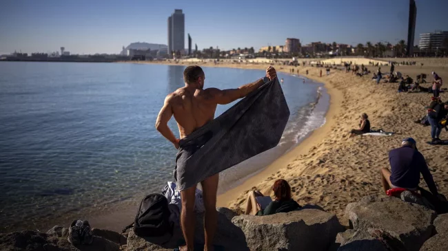 Spanjollët po bëjnë plazh në fund të…