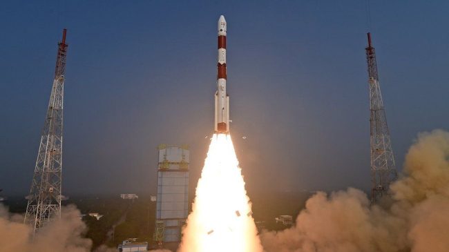 India lëshon misionin hapësinor për të studiuar…
